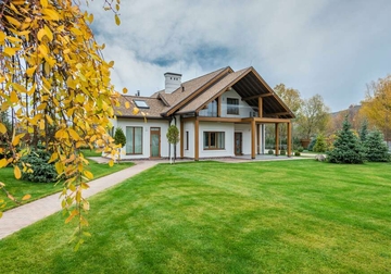 Kupila kuću iz snova, a onda su komšije počele da se okupljaju u njenom dvorištu, razlog je nevjerovatan