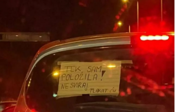Žena postavila hit natpis na auto, pa krenula u saobraćaj