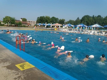 Škola plivanja u Banji Dvorovi sve popularnija: Za koliko djeca nauče da se održavaju na vodi?