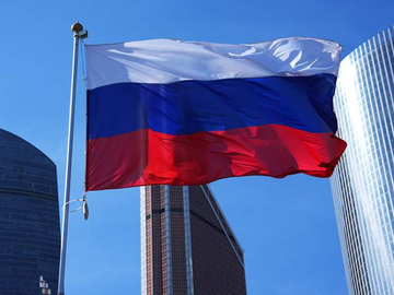 Skandal u Tbilisiju: Gruzijski muzičar “urinirao” po ruskoj zastavi – Moskva najavila krivični postupak