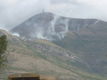 Vatrogasci spriječili da se požar proširi na kuće u Popovom polju
