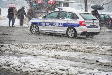 Zbog snijega kolaps u Srbiji: Automobili oštećeni, povrijeđene djevojčice (FOTO)
