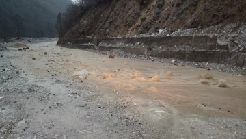 Obilne padavine zatvorile put Jablanica-Blidinje, evakuacija u selu Zlate