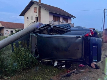 Volvom sletio s puta i udario u banderu: Teško povrijeđenog vozača izvlačili vatrogasci