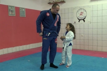 Petogodišnja Anđela zaljubljenik u džiju-džicu i policijski poziv