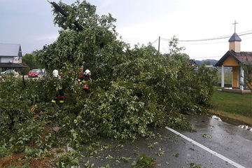 U Novom Gradu padao led, kuće u Šamcu ostale bez krovova (FOTO)