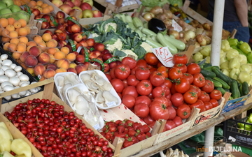Pijaca ili market: Gdje su jeftiniji paradajz, krastavci i lubenica?