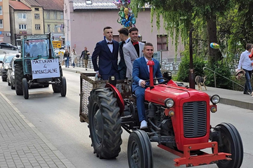 Maturanti iz Kiseljaka na matursko veče stigli traktorima 