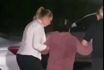 Pogledajte emotivni snimak iz Peći: Ćerka izvodi majku iz doma u kom su je mučki tukli, ljubi je u glavu i vodi do auta