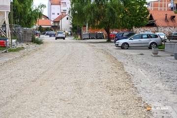 Ulažu u makadam: Još se ne nazire asfalt u ulici u centru Bijeljine (FOTO)