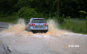 AMS: Obustavljen saobraćaj na više magistralnih puteva, opasnost od odrona