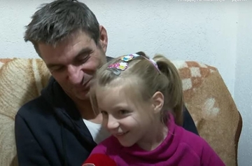 Bijeljina: Slavko sam brine o kćerkici Biljani, žive u teškim uslovima i potrebna im je pomoć