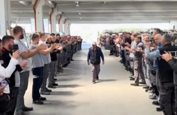 Dirljiv ispraćaj u penziju Asima iz Brčkog osvojio društvene mreže, kolege pripremile veliko iznenađenje (VIDEO)