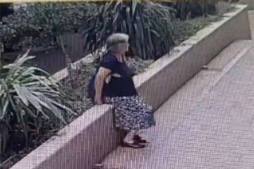 Pogledala da li je neko posmatra, pa ukrala telefon (VIDEO)