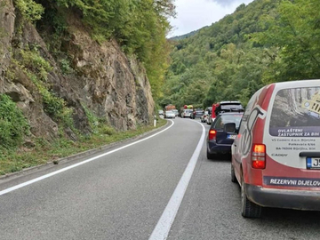 Motociklista poginuo u sudaru sa šleperom!