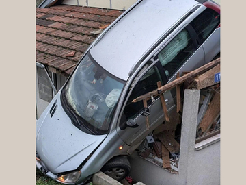 Automobil „sletio“ na krov kuće, tik iznad glave vlasnika (FOTO)