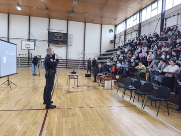 Bijeljina pred praznike pod nadzorom: Policija upozorava na opasnosti pirotehnike i najavljuje kazne od 300 KM /FOTO/