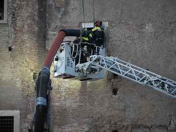Vatrogasci satima pokušavaju da izvuku radnika ispod ruševina kod Koloseuma (FOTO, VIDEO)