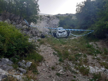 Automobil sletio u provaliju, poginuli majka i dijete!
