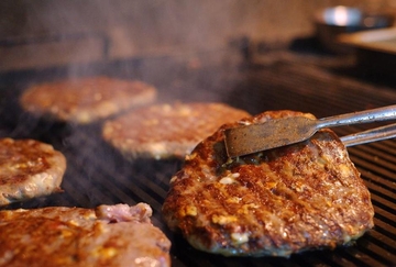 Šta jedemo u mesu? Brašno, soja, loj...