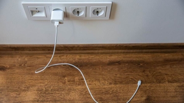 Riješili smo dilemu: Da li ostavljen punjač u utičnici troši struju?