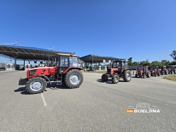 Poljoprivrednici stigli na Raču, počeo protest (FOTO)