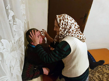 Samo u BiH: Jezikom vadi trunje iz očiju (VIDEO)