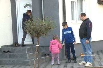 Semberski domaćin uprkos izazovima ne odustaje od proizvodnje: “Niko ne vidi koliko uložimo para, truda, znoja” (FOTO)