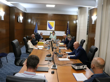 Pred izbore raste broj kazni: CIK BiH sankcioniše preuranjenu kampanju, uslijedile oštre reakcije