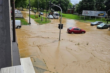 Novo snažno nevrijeme u Hrvatskoj, voda poplavila ulice, izbijala šahtove (FOTO, VIDEO)