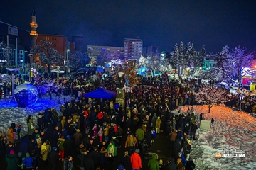 Bijeljina: Nalaganje badnjaka na gradskom trgu (FOTO)