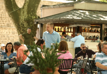 Konobari otišli na Jadran, u Hercegovini goste SLUŽE MALOLJETNICI