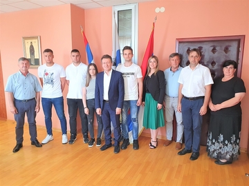 Novčano darovani najbolji srednjoškolci Ugljevika 