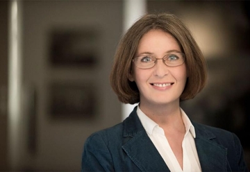 Na stolu drži sliku Tita i Jovanke: Nova gradonačelnica Graca – Komunistkinja kojoj je ideal bivša Jugoslavija