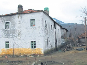 Albaniji "nad glavom" visi predmet "Žuta kuća"