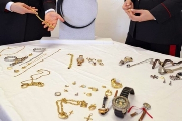 Nevjerovatno otkriće u Italiji: Policija našla ukradeni nakit sakriven u kokošinjcu žene iz BiH