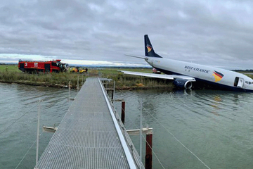 Avion promašio pistu i završio u jezeru