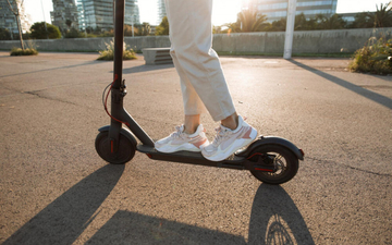 Za nepoštovanje zakona i pravila za vožnju električnih trotineta kazne od 100 do 300 KM 