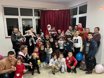 Kriva Bara kod Bijeljine: Paketićima obradovali 34 mališana (FOTO)