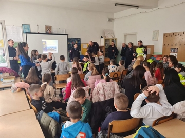 Predavanja o bezbjednom učestvovanju pješaka u saobraćaju organizovana u osnovnim školama na Majevici 