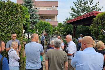 Građani se okupili ispred kuće Milana Miličevića, SDS najavio proteste