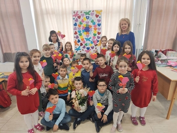 Ugljevički đaci prvaci čestitali Međunarodni dan žena-8. mart