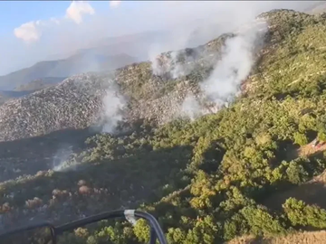 Helikopter MUP-a Srpske izbacio 21 tonu vode na požar kod Trebinja