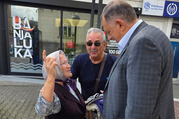 Dodik prošetao Banjalukom: Razgovarao sa staricom koja prodaje priglavke