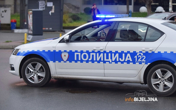 Automobilom udario pješaka, pa pobjegao