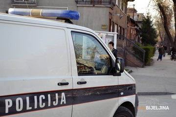Užas u Kalesiji: Ubio suprugu i sina pa pobjegao