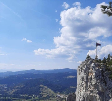Crvene stijene na Romaniji postale spomenik prirode (FOTO)