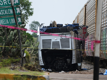 Užas u Meksiku: Voz prepolovio autobus, najmanje 10 mrtvih