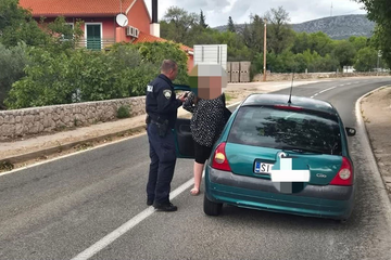 Žena koja je vozila auto bez guma ide u zatvor: Neispravnost vozila “najmanji problem” (VIDEO)