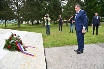 Dodik položio vijenac na centralni spomenik na Vojnom groblju (FOTO)